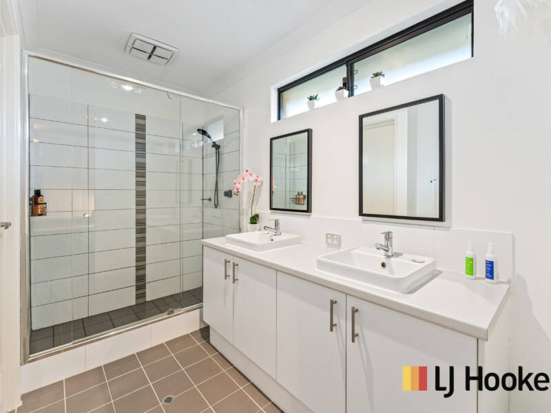 18 Mitre Bend, ELLENBROOK, WA 6069 AUS