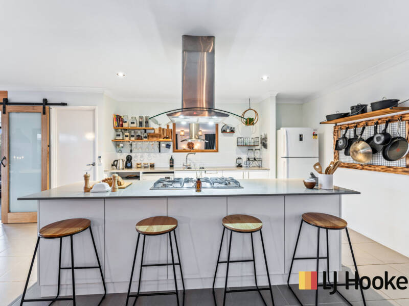 18 Mitre Bend, ELLENBROOK, WA 6069 AUS