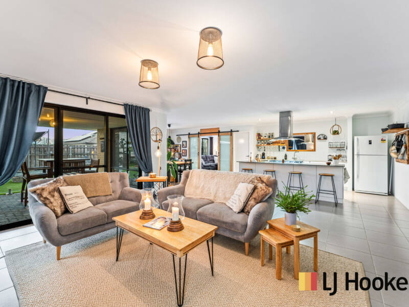 18 Mitre Bend, ELLENBROOK, WA 6069 AUS