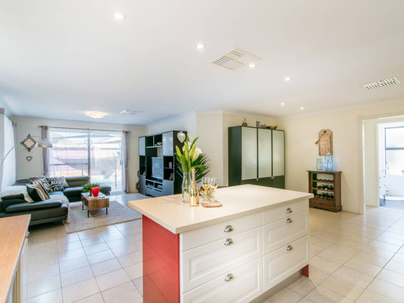 18 Halpin Circle, ELLENBROOK, WA 6069 AUS