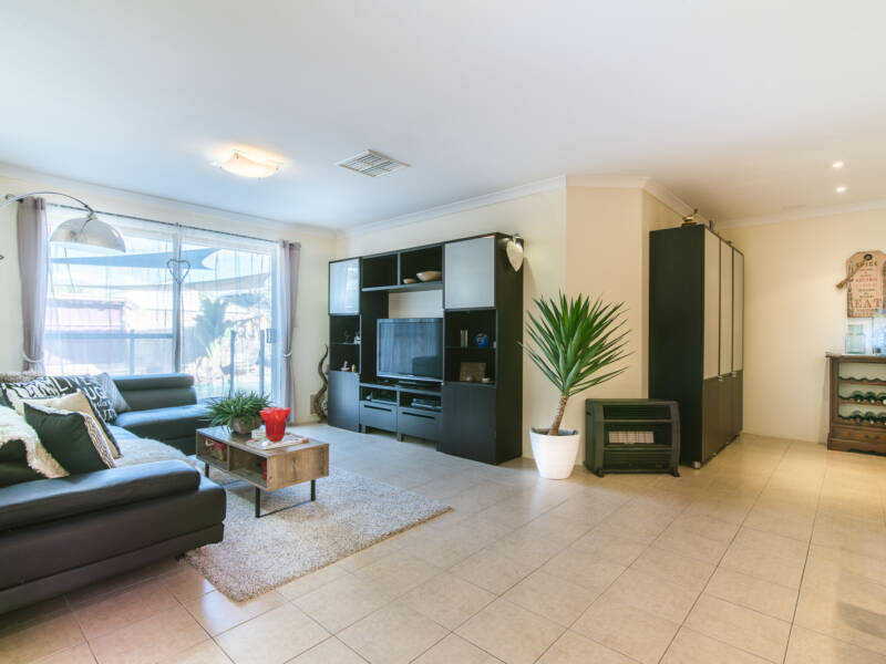 18 Halpin Circle, ELLENBROOK, WA 6069 AUS