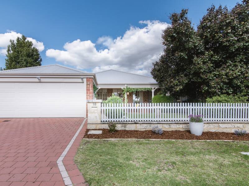 18 Halpin Circle, ELLENBROOK, WA 6069 AUS