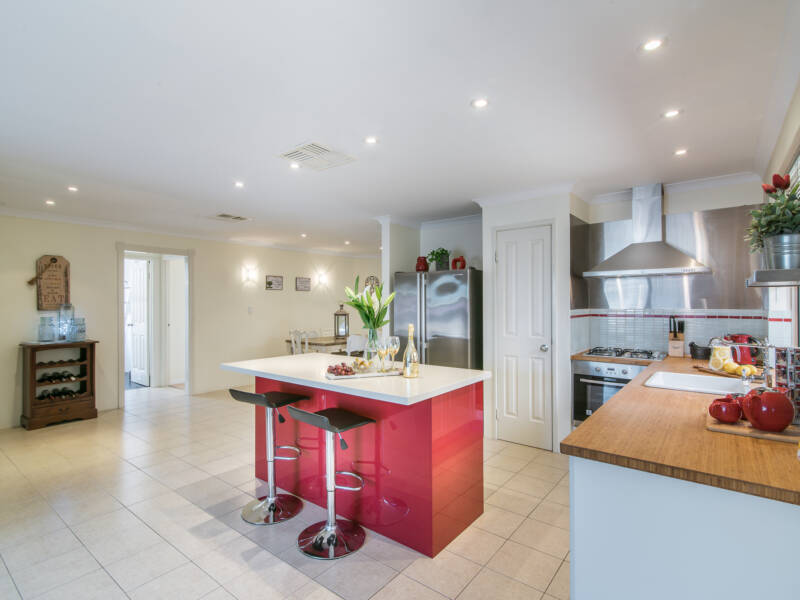 18 Halpin Circle, ELLENBROOK, WA 6069 AUS