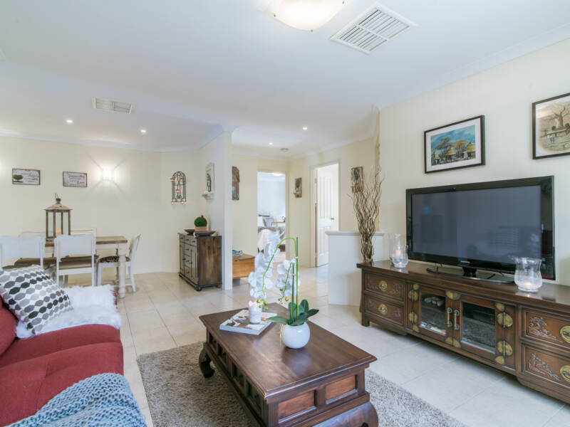 18 Halpin Circle, ELLENBROOK, WA 6069 AUS