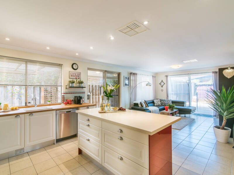 18 Halpin Circle, ELLENBROOK, WA 6069 AUS