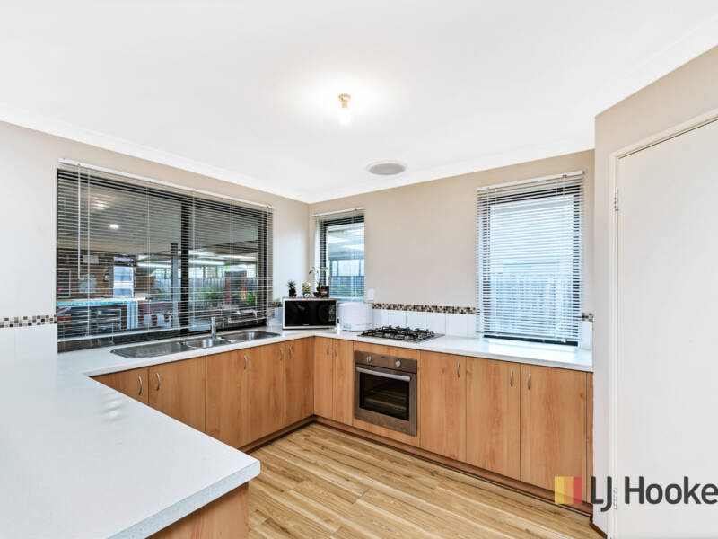 8 Hoyton Close, ELLENBROOK, WA 6069 AUS