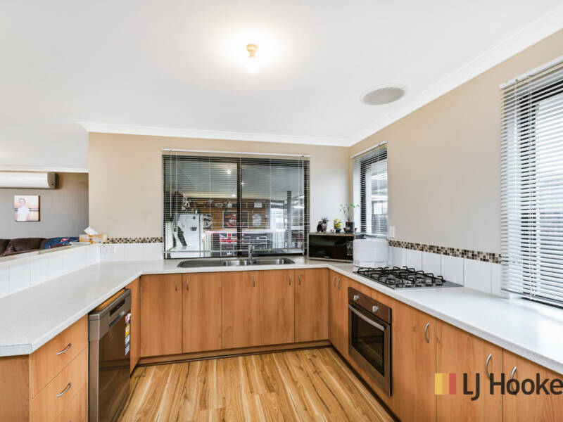 8 Hoyton Close, ELLENBROOK, WA 6069 AUS