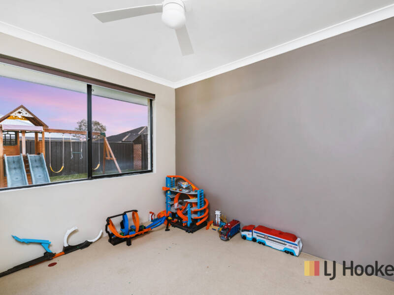 8 Hoyton Close, ELLENBROOK, WA 6069 AUS