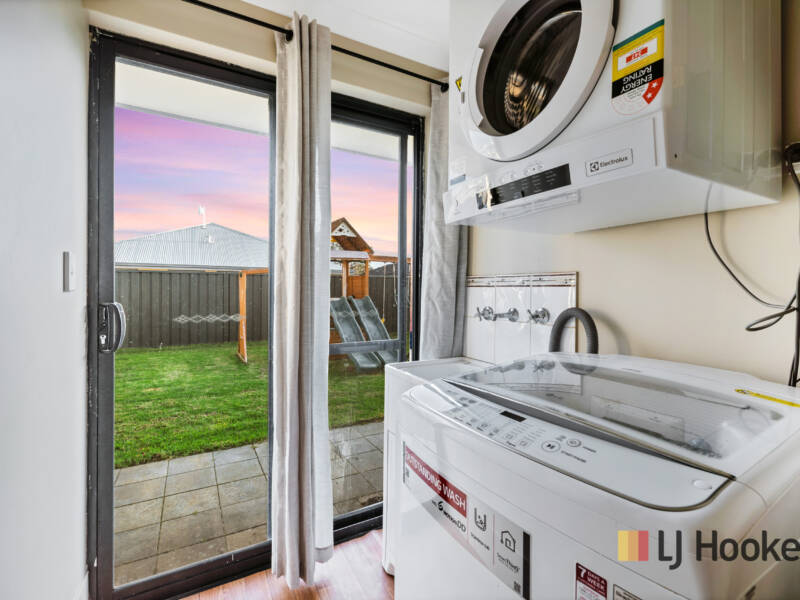 8 Hoyton Close, ELLENBROOK, WA 6069 AUS