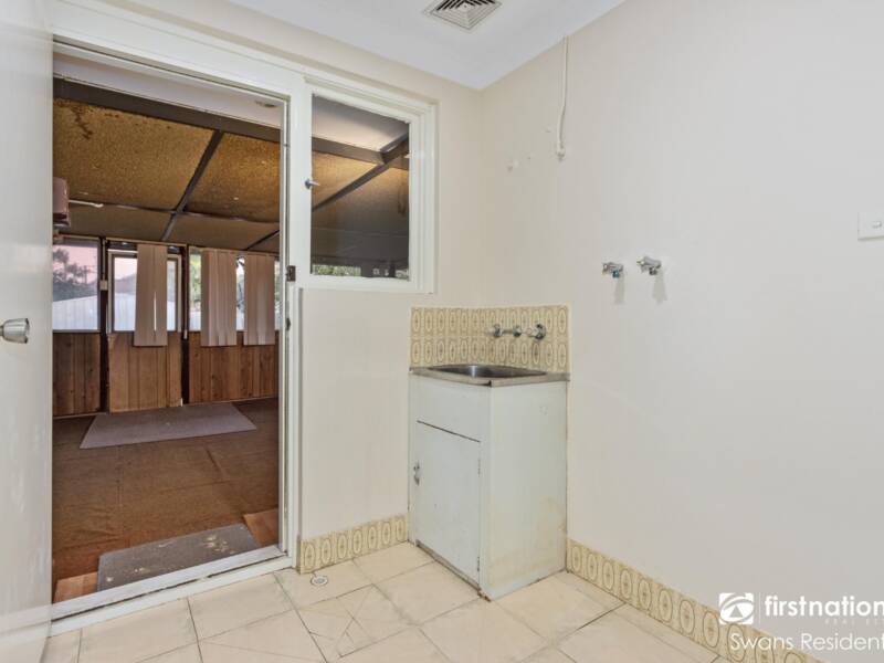 18 Clovertree Street, MADDINGTON, WA 6109 AUS