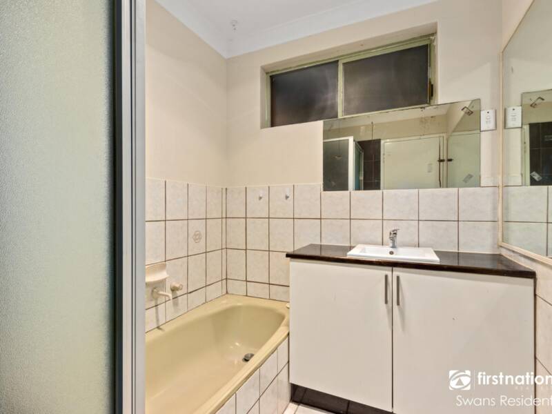 18 Clovertree Street, MADDINGTON, WA 6109 AUS