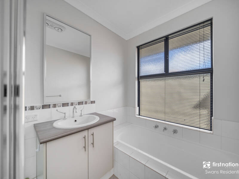 17 Solway Brace, ELLENBROOK, WA 6069 AUS