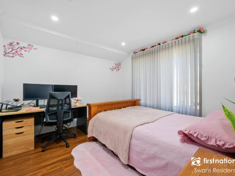 94 Riva Entrance, PIARA WATERS, WA 6112 AUS