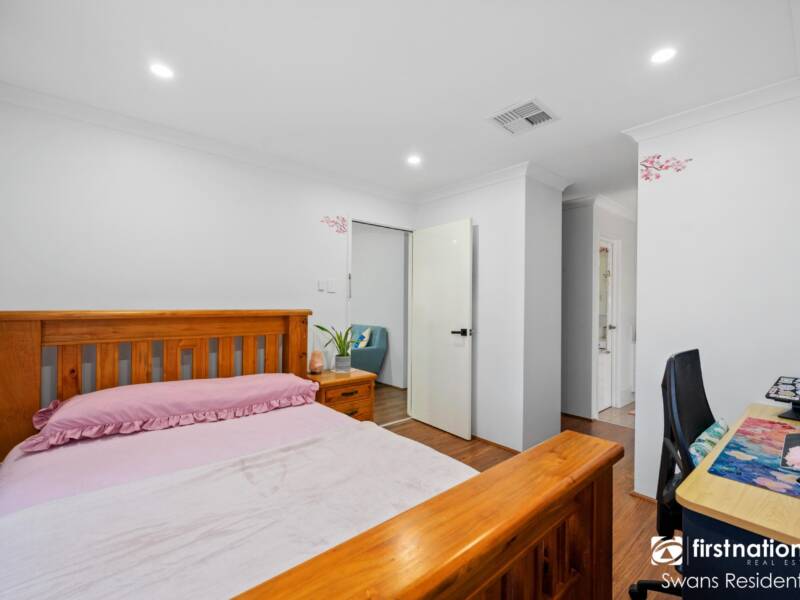 94 Riva Entrance, PIARA WATERS, WA 6112 AUS