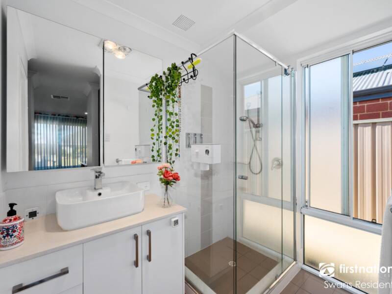 94 Riva Entrance, PIARA WATERS, WA 6112 AUS