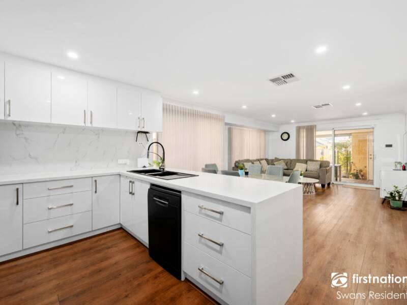 94 Riva Entrance, PIARA WATERS, WA 6112 AUS