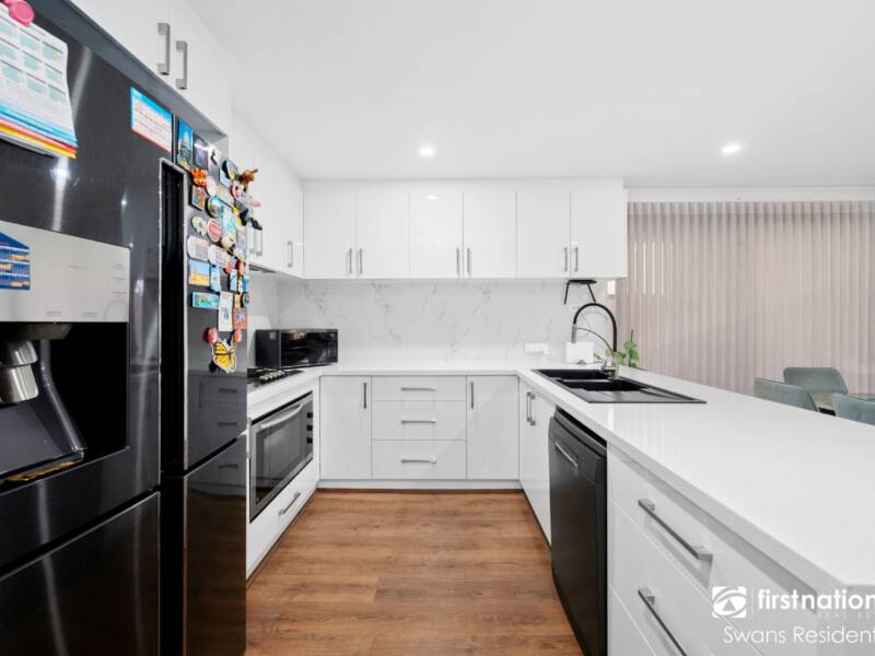 94 Riva Entrance, PIARA WATERS, WA 6112 AUS
