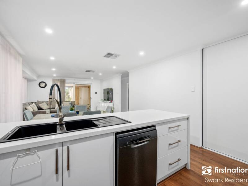 94 Riva Entrance, PIARA WATERS, WA 6112 AUS