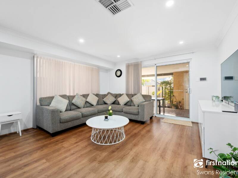 94 Riva Entrance, PIARA WATERS, WA 6112 AUS