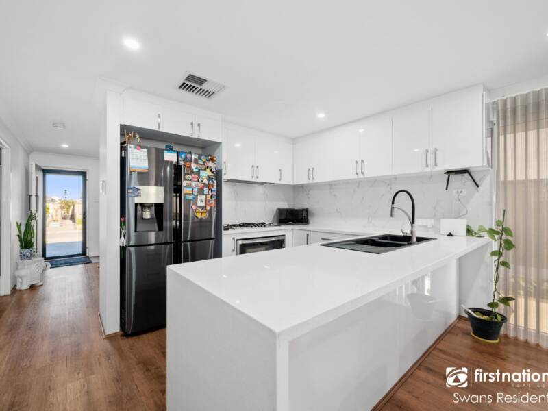 94 Riva Entrance, PIARA WATERS, WA 6112 AUS