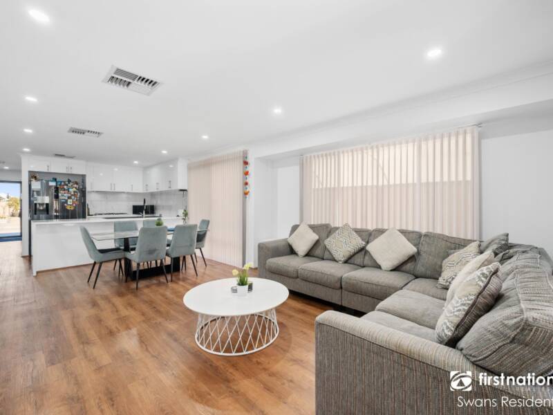 94 Riva Entrance, PIARA WATERS, WA 6112 AUS