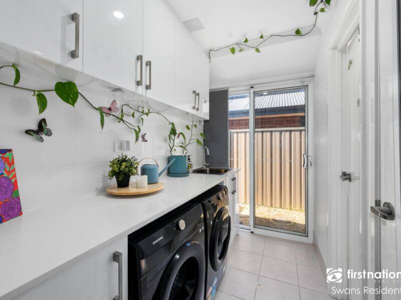 94 Riva Entrance, PIARA WATERS, WA 6112 AUS