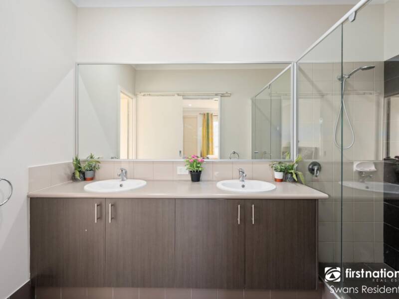 16 Riviera Turn, PIARA WATERS, WA 6112 AUS