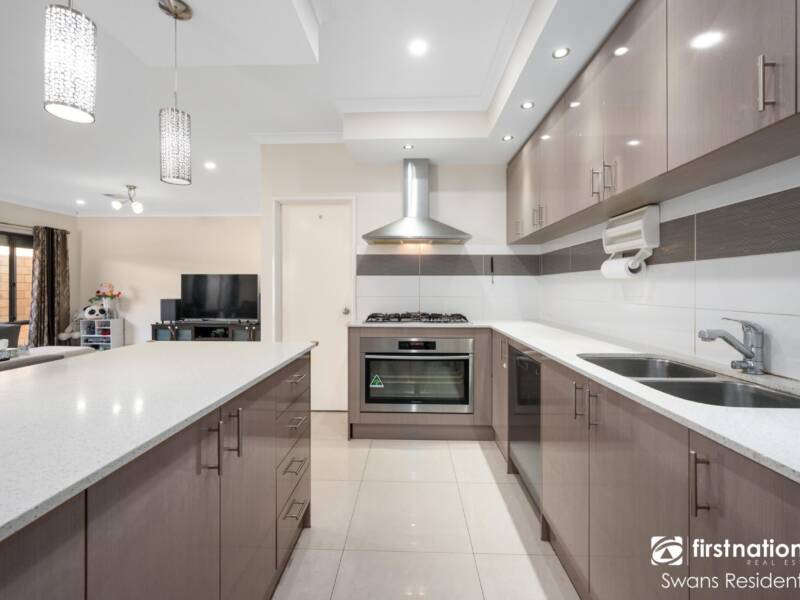 16 Riviera Turn, PIARA WATERS, WA 6112 AUS