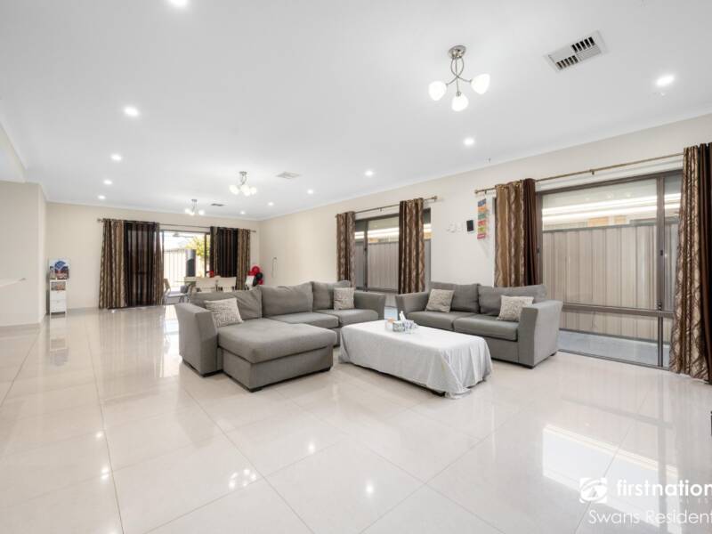 16 Riviera Turn, PIARA WATERS, WA 6112 AUS