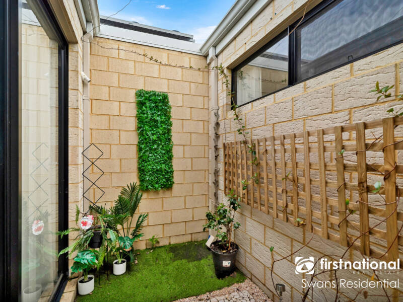 18 Sunnyside Way, AVELEY, WA 6069 AUS
